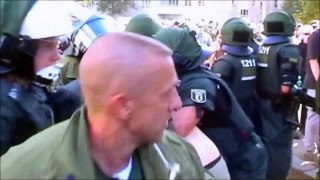 In Deutschland schießen Wasserwerfer auf Köpfe und Polizeigewalt