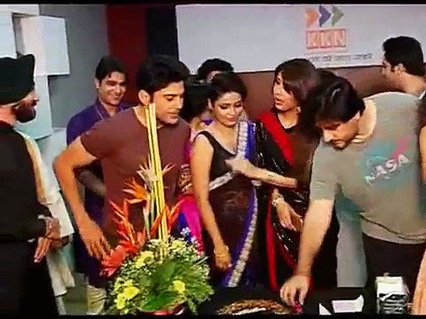 Rajeev Khandelwal , Anikta Bhargava , Megha Chatterjee, Bikramjeet Kanwarpa, Karitika kamra Sony Tv Serial Reporters 100 Episode Celebration Party Star Cast Cake Cutting and Fun on Set