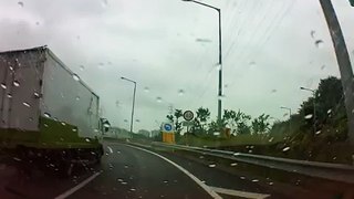 블랙박스영상]빗길 차량전복사고