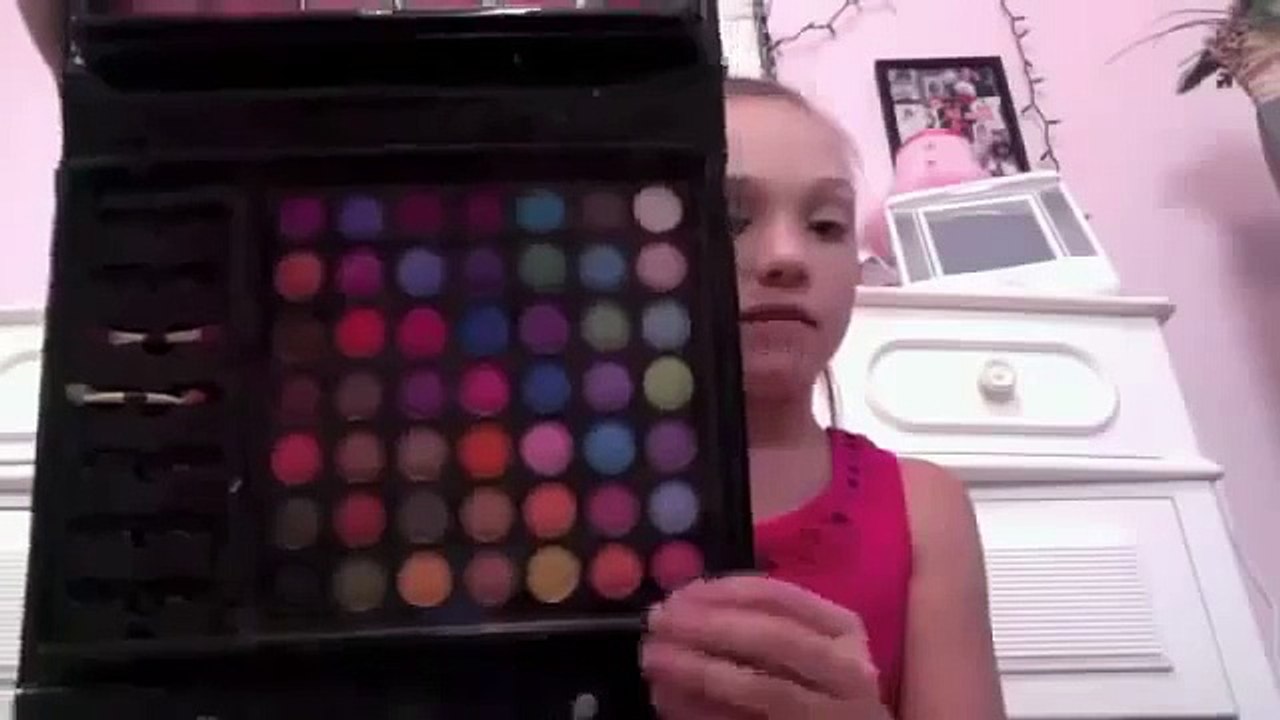 Maddie Ziegler (Vampire Makeup Tutorial)