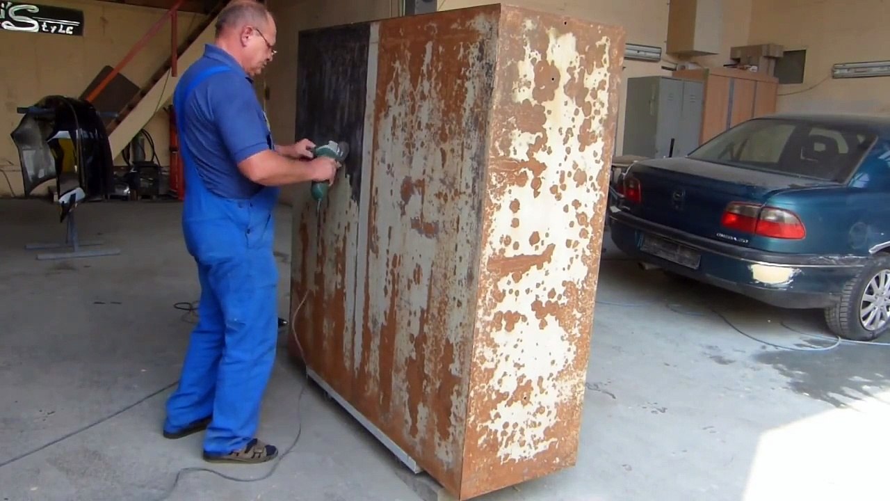 Alter Schrank im neuen Look - Industrielackierung Restaurierung KOZ Autozentrum