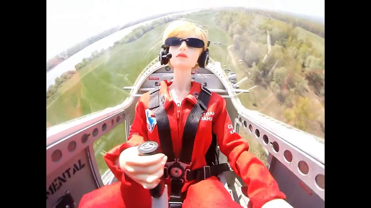 Szvetlana Kapanina SU 26 flying