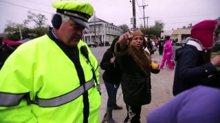 N'Orleans cop does Cupid Shuffle at Mardi Grasï»¿