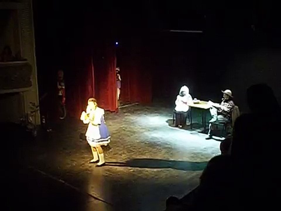 MAGO DE OZ TEATRO ROMA; protagonista Lucía Luján (Dorothy)