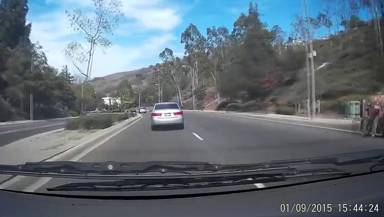 Une femme saute hors de sa voiture sans raison particulière