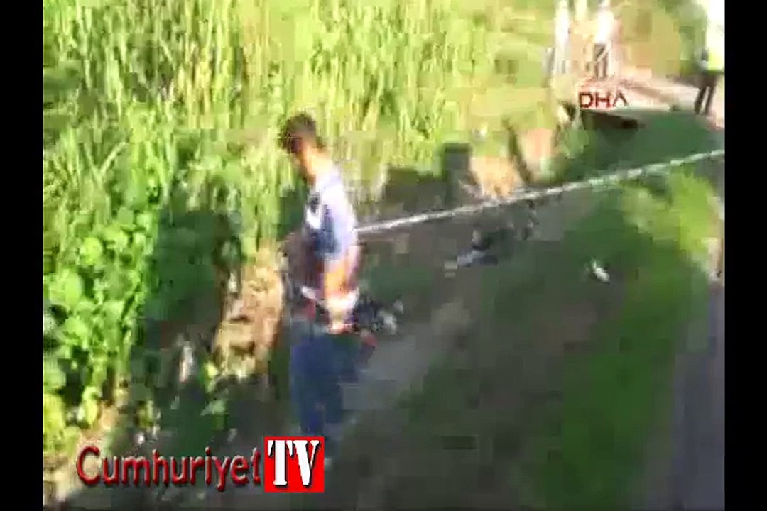 Otomobil su kanalına devrildi 4 kişi öldü