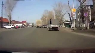 Incredible accident! Passenger car drove under the truck