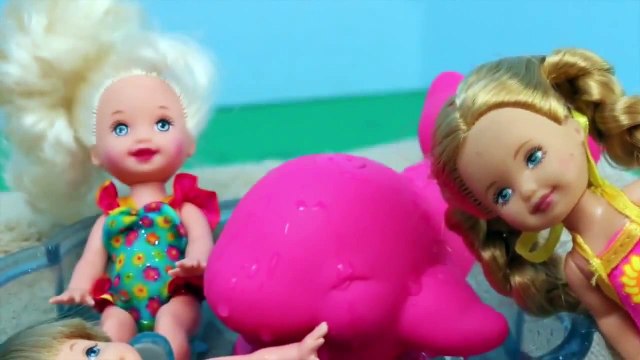 Frozen Elsa and Kids at Barbie Kelly Alex Doll Whale Pool Vintage 1990s Playset DisneyCarToys