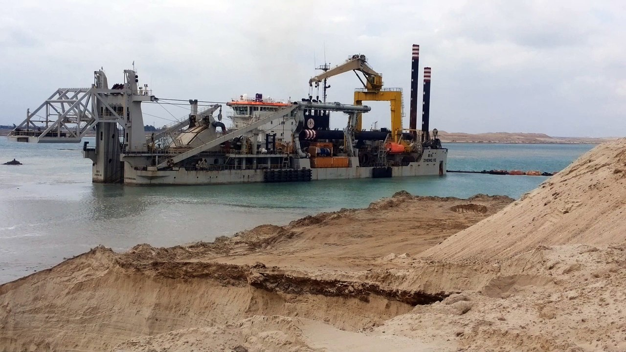 كراكة فى موقع الحفر بمنطقة البلاح بقناة السويس الجديدة يناير2015