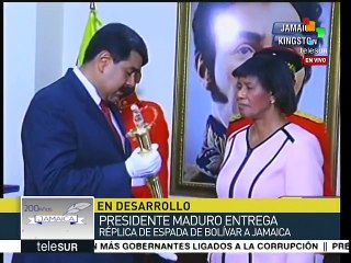 Regala Nicolás Maduro réplica de espada de Bolívar a Portia Simpson