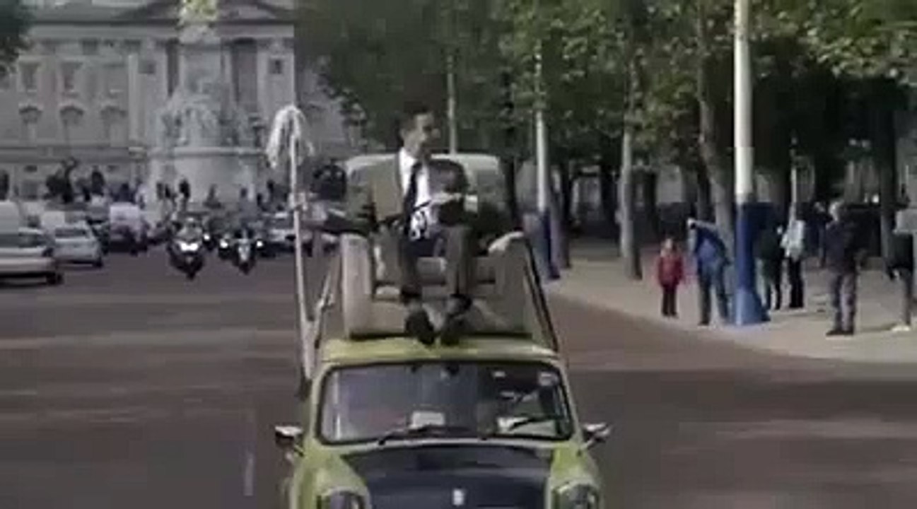Mr Bean celebrating his 25th anniversary driving around Buckingham palace #thatsjokes