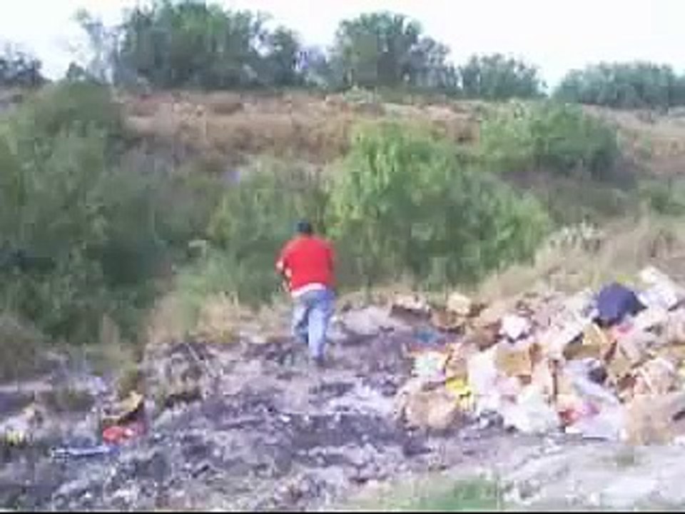 edgar se cae atakado por terroristas Bob Esponja cartoon Espagnola 2014