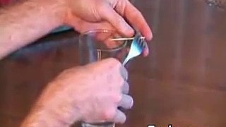 equilibrando garfo no copo com um palito