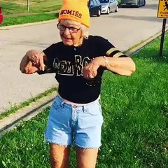 ههههههه بدموع سنوب دوغ في مخها الحاجة