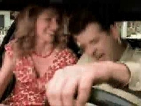 Donna che scorreggia in macchina