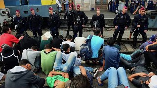 SU150907 048 Hungarian Police Prevents Austrians From Taking Refugees Across Border