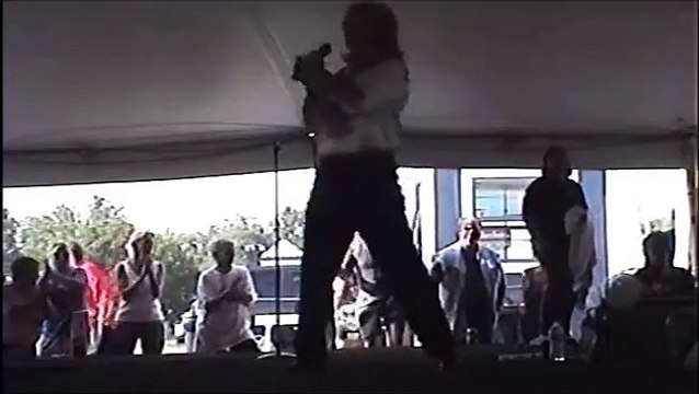 Gene Hodge sings 'Sweet Caroline' at Elvis Week (video)