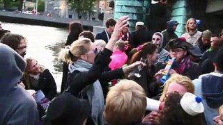 Klaus Bondam raver til gadefestival på Knippelsbro (Distortion 2009, one minute rave)
