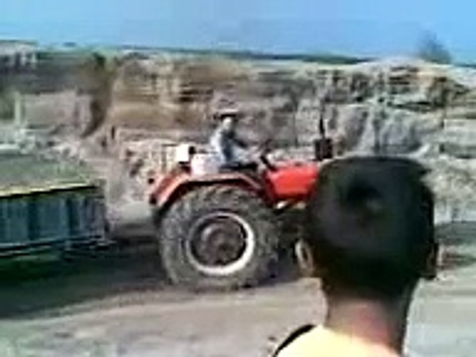 tractor 5911 pulls trali