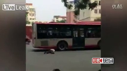 Man throws his head under bus wheel to scam driver