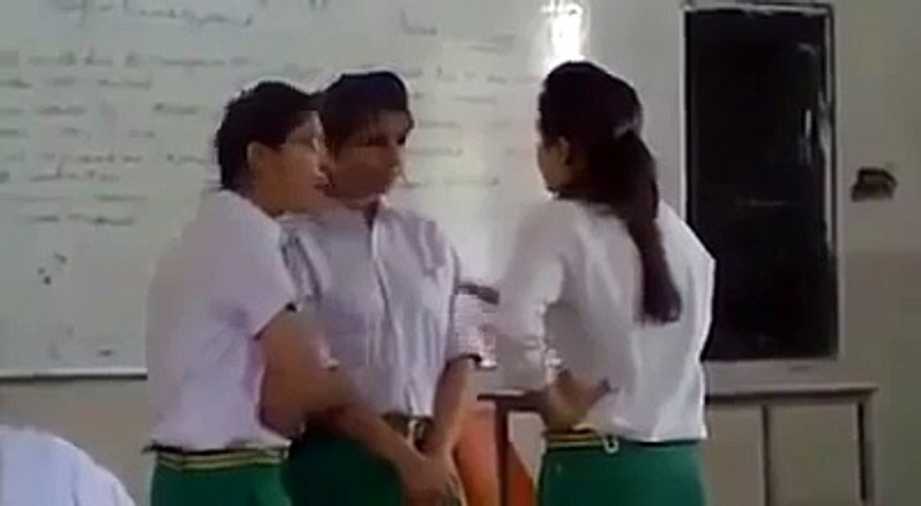 Pakistani Two Girls Fighting for Boyfriend
