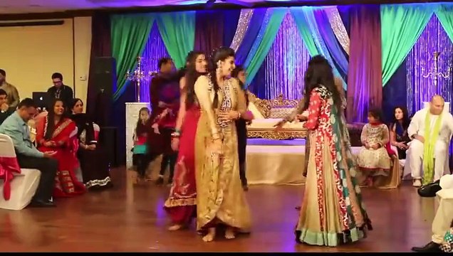 Desi Girls HOT Dance On Pakistani Wedding HD
