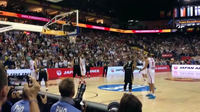 Nemanja Bjelica zabija koš za pobjedu protiv Njemaca u Mercedes Arena