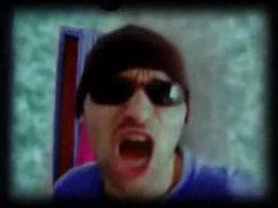 Je mange une Compote a la pêcheuuu