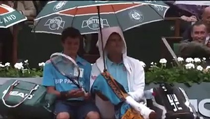 Novak Djokovic sharing a drink with ballboy at Roland Garros