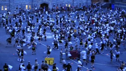 Bataille de polochon géante... Des centaine de personnes se battent à coup de cousin