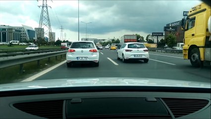 Un chauffeur risque sa vie en slalomant sur l'autoroute à grande vitesse