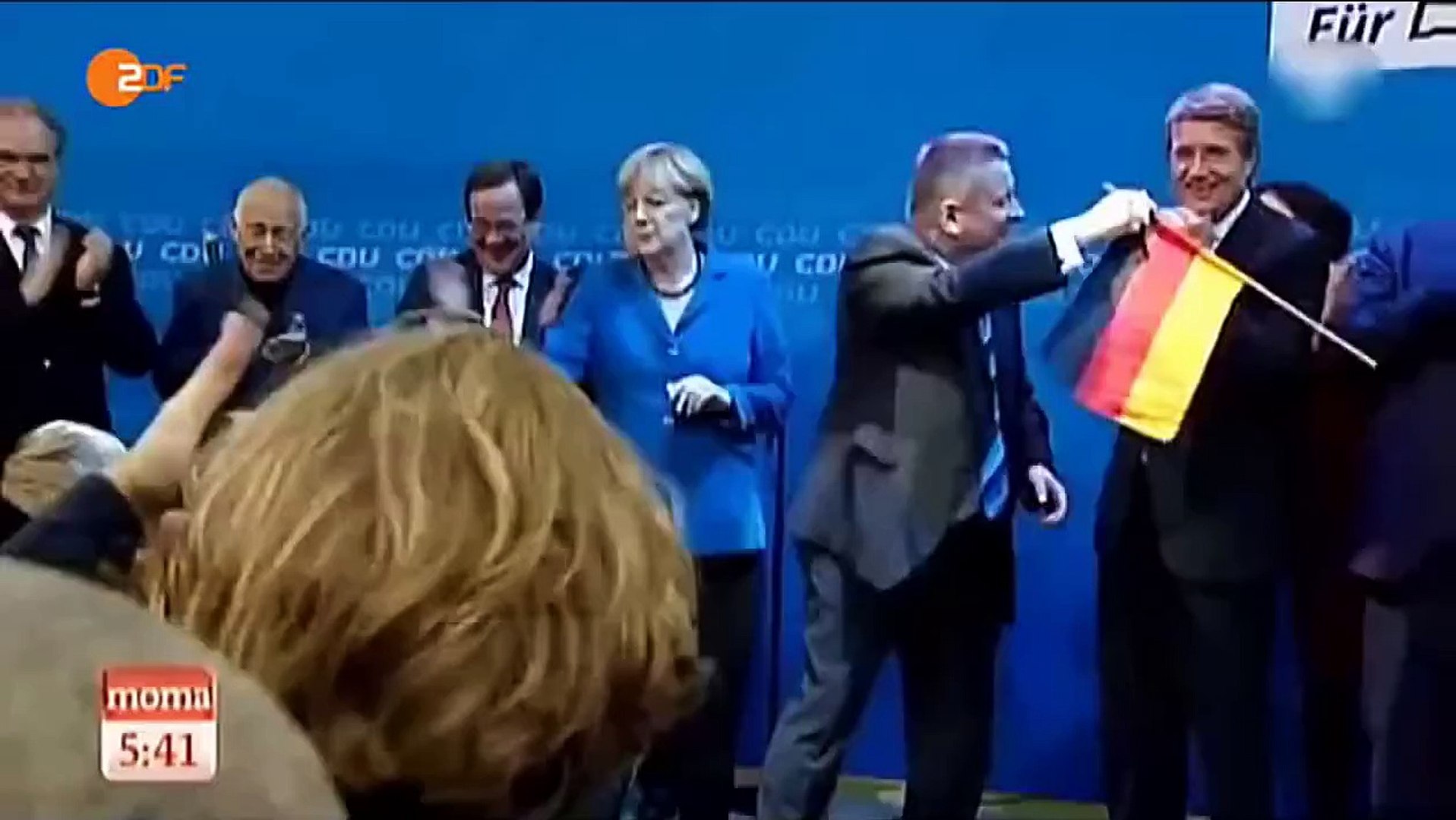 ⁣Angela Merkel wirft Deutschland-Fahne weg - Angela Merkel angewidert von Deutschlandfahne