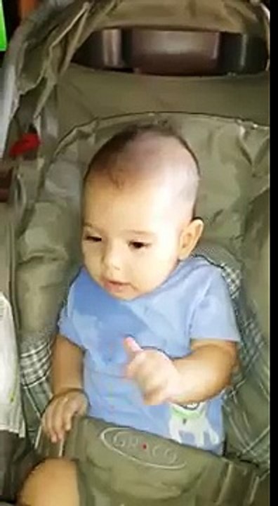 Bebe riendose