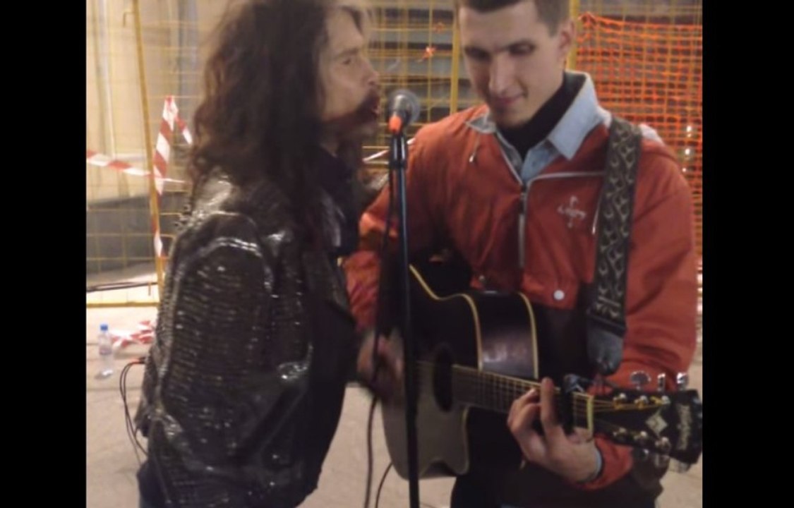 Steven Tyler d'Aerosmith chante avec un musicien de rue à Moscou