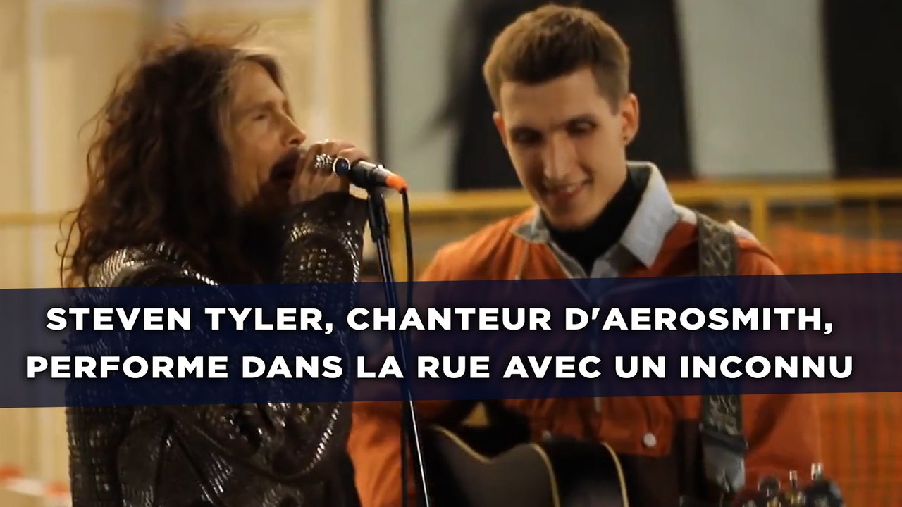 Steven Tyler, chanteur d'Aerosmith, performe dans la rue avec un inconnu