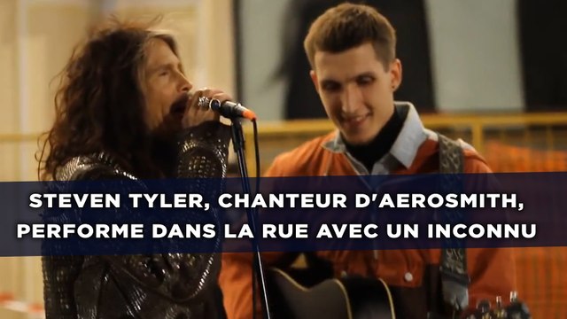 Steven Tyler, chanteur d'Aerosmith, performe dans la rue avec un inconnu
