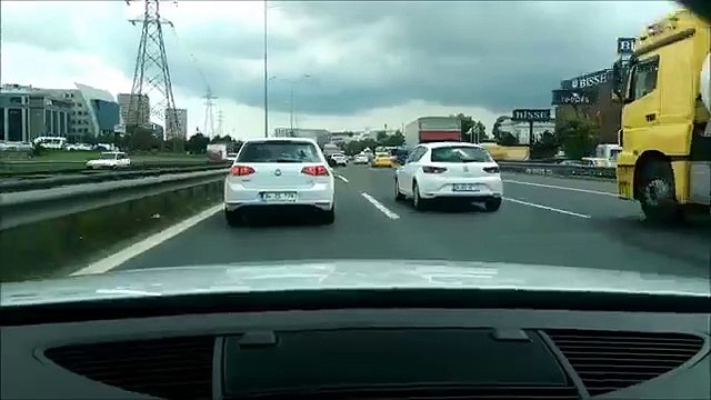Une Audi TT slalome entre les voitures