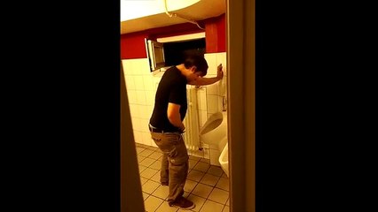 Ivre, il se rhabille aux toilettes