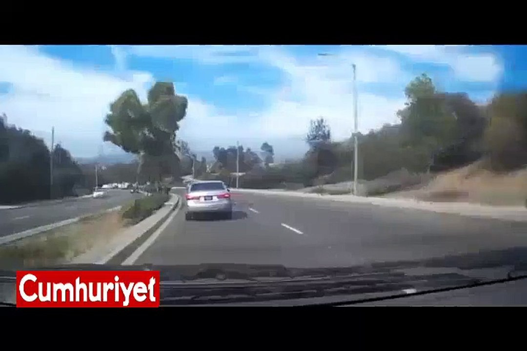 Trafikte akıl almaz olay... Seyir halindeyken araçtan indi