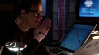 The Flash - The Flash Learns How To Phase (S1E17 - Tricksters)