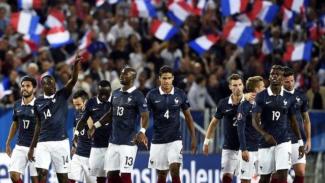 Deschamps defends Giroud after booing