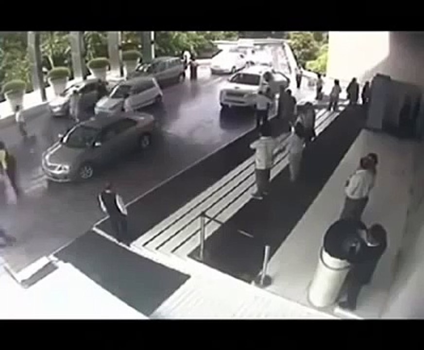 Hotel valet crashes Lamborghini into hotel wall