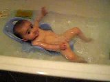 camille s'eclate dans le bain
