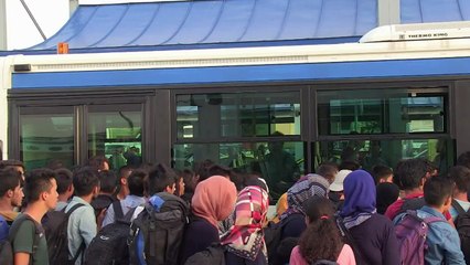 Plus de 2.000 migrants de l'île de Lesbos accostent à Athènes