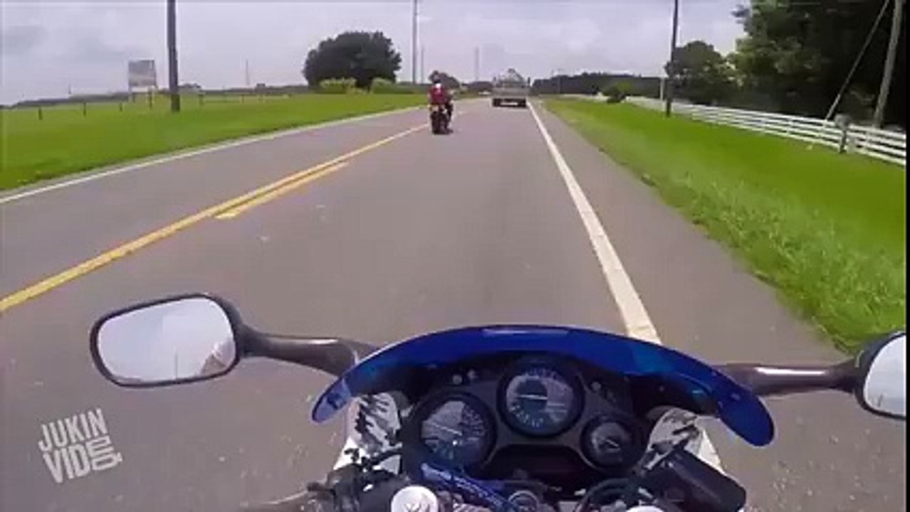 Il frôle la mort en dépassement un camion à moto