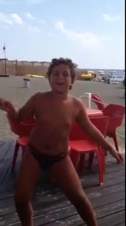 Bambino balla in mutande