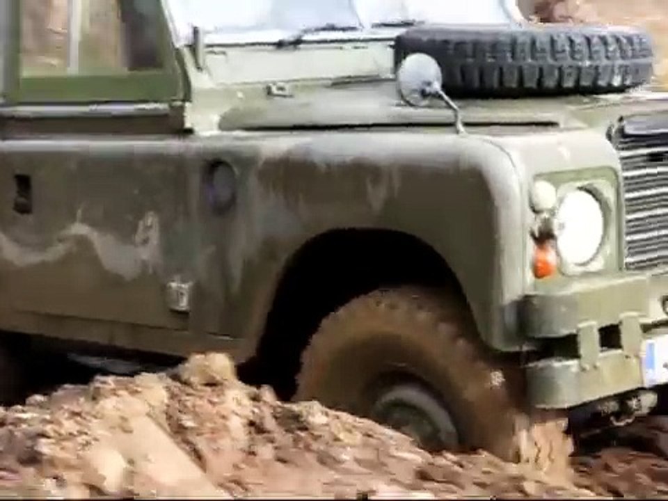 LandRover Serie III Schlammschlacht