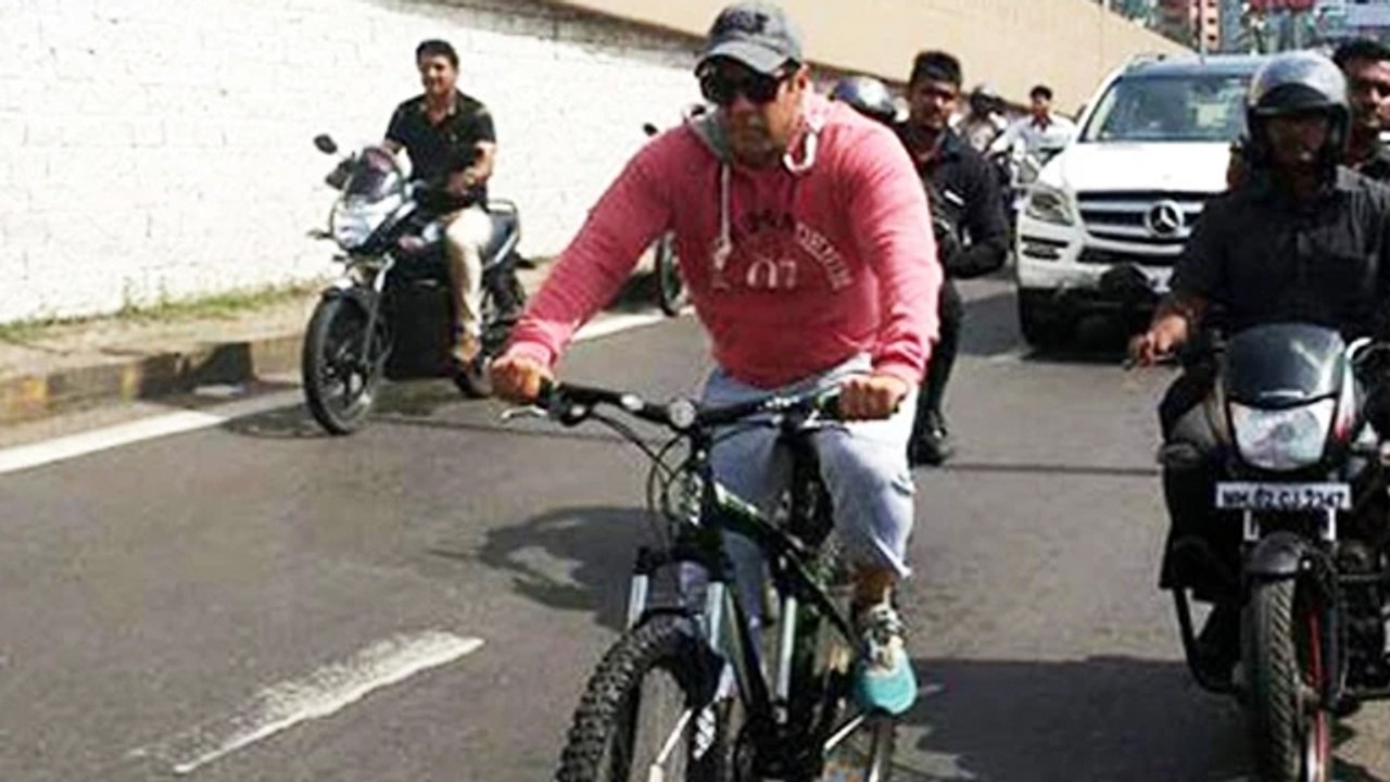 Salman Khan RIDES Bicycle & Causes Traffic Jam On Mumbai Streets