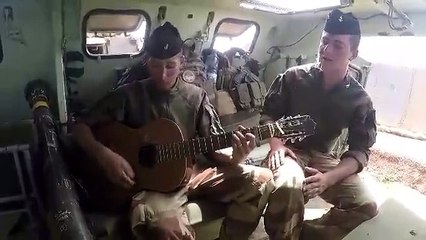 Mission militaire au Mali résumée en chanson  avec 2 soldats Français