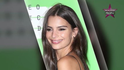 Emily Ratajkowski regrette le clip Blurred Lines : "C'est le fléau de ma vie"